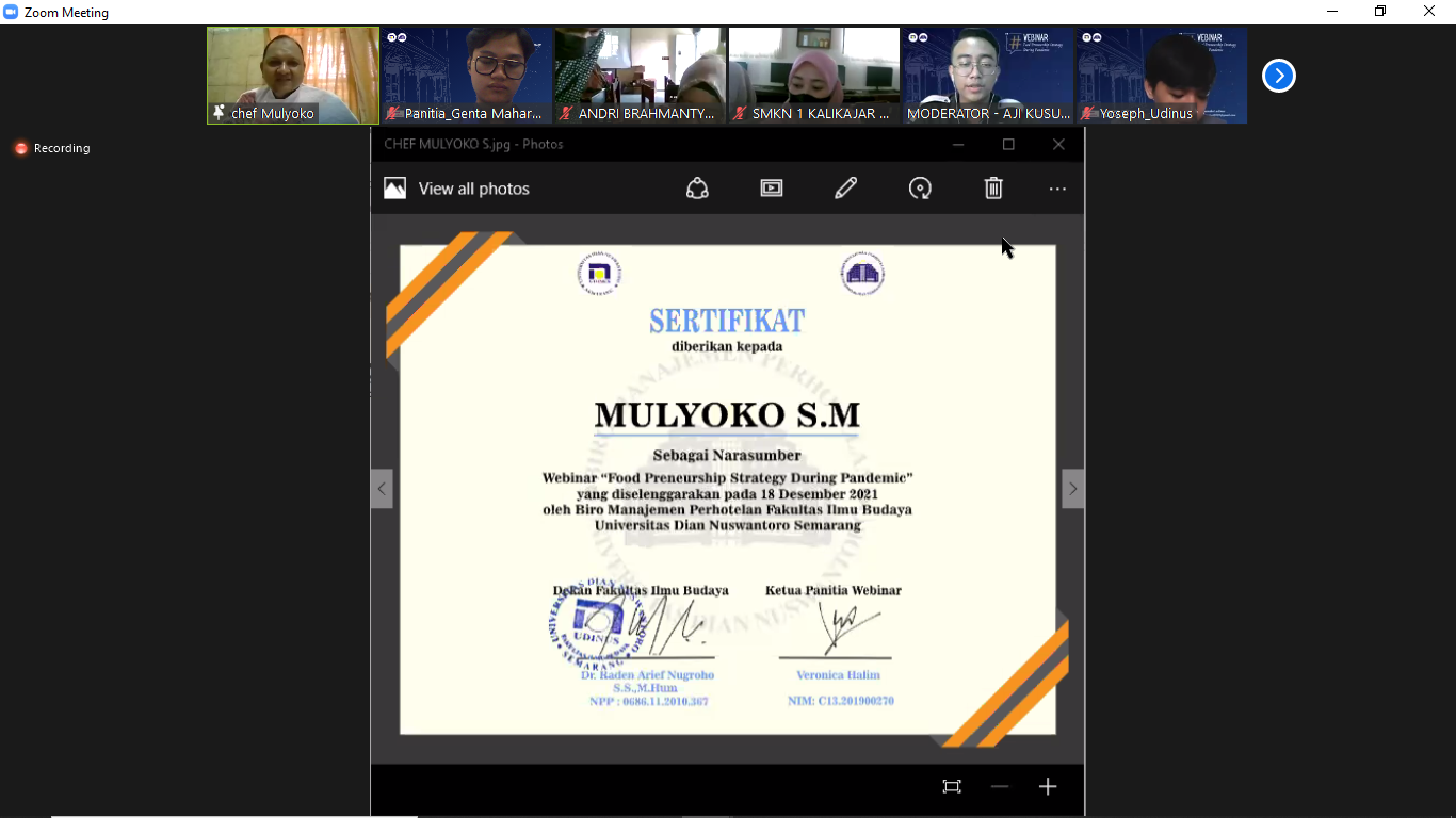 penyerahan sertifikat secara virtual kepada pembicara 1